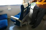 座席は背もたれを前に倒すと回転させることができる（記者撮影）