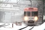 雪降る駒場東大前駅付近を走る急行渋谷行き（撮影：南正時）