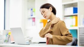 何回マッサージに行っても｢首こり･肩こり｣がぶり返す人が見落としている､身体の｢最上流にあるリセットボタン｣