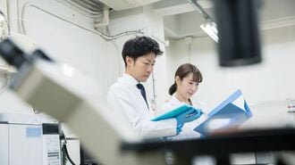 白衣を着た男女
