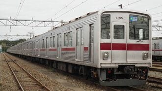 東武9000型「ステンレス車体に茶色の帯」の元祖