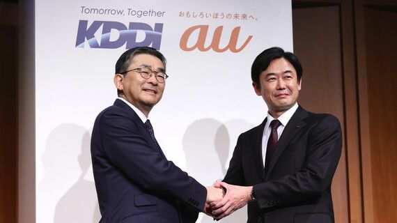 KDDIの次期社長に就く松田浩路氏と、高橋誠・現社長