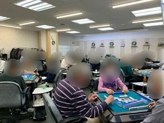 麻雀を楽しむお客さんたち