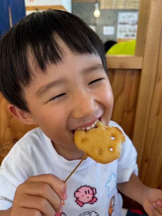 串カツを食べる子ども
