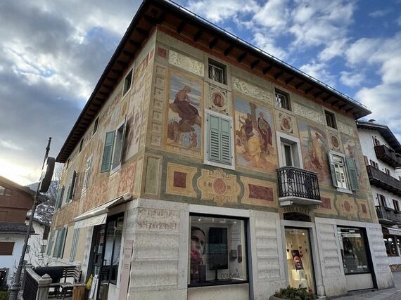 パステルカラーのフレスコ壁画や装飾が目を惹く建物