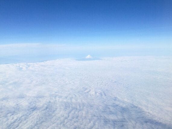 飛行機の中から見た富士山