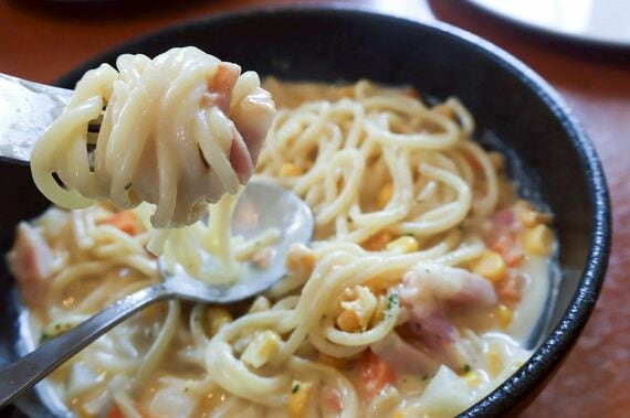 スープパスタを食べる様子