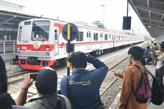 ジャカルタ 元東京メトロ7000系 現地鉄道ファン