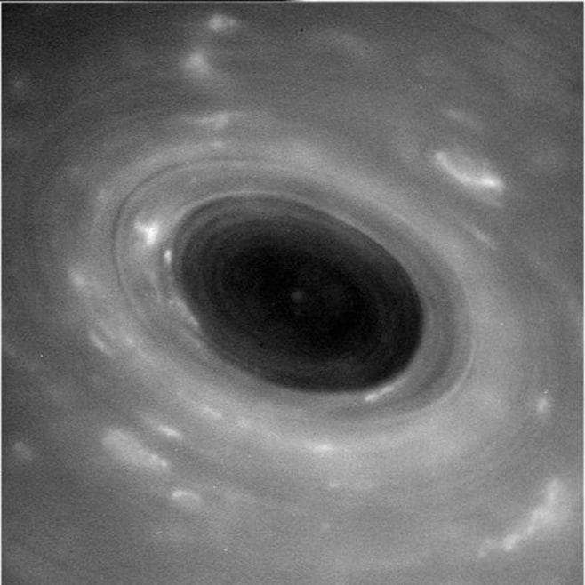 ｢カッシーニ｣､初めて土星の輪をくぐった！