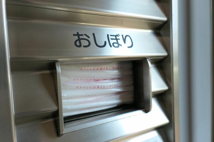 扉近くのおしぼりコーナー
