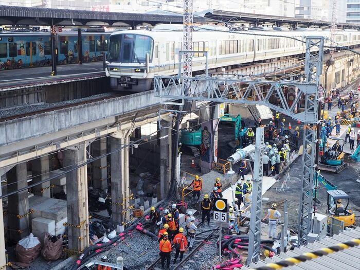 大阪環状線福島駅の横で進む線路切り替え工事