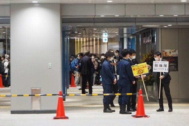 記念乗車券を購入する人の列