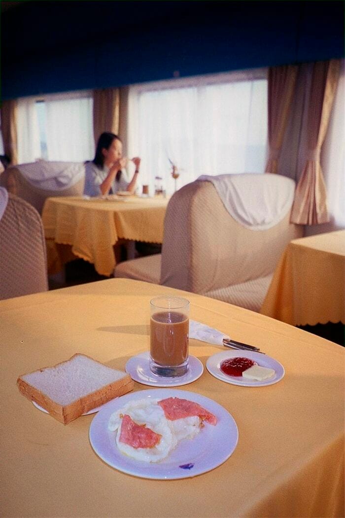 25T型客車の食堂車内