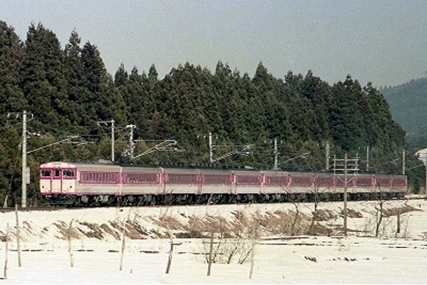 名古屋ー新潟間「赤倉」。気動車ながらグリーン車2両連結