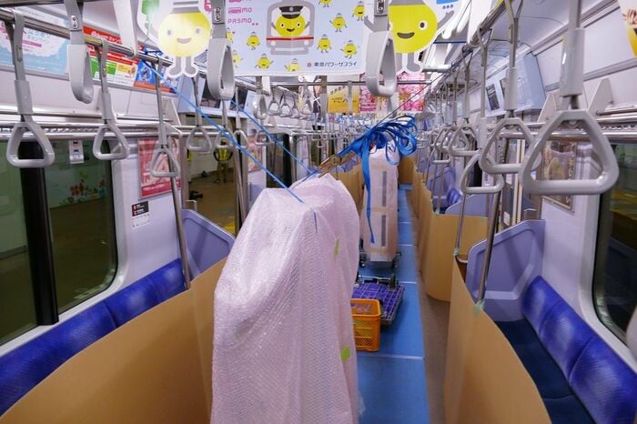 ホームドアは車内でしっかりと固定されていた