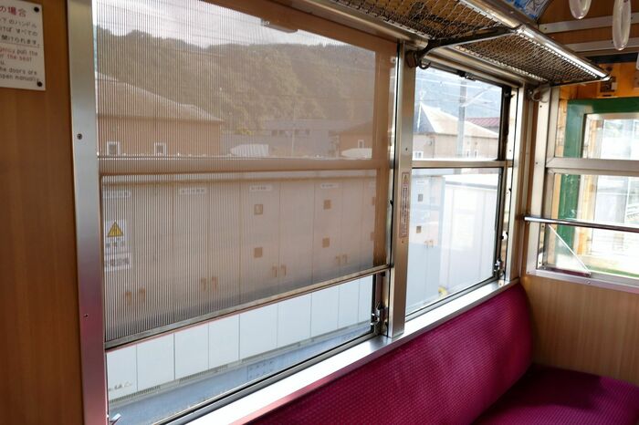 窓にはカーテンが付いている