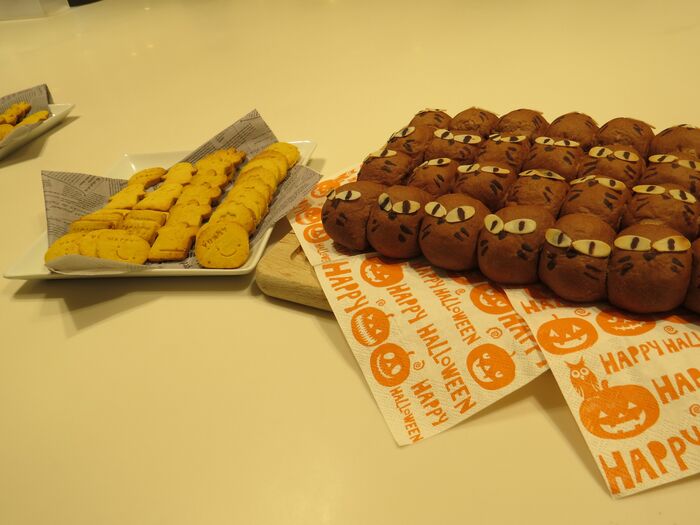 カボチャ味のクッキー（左）と黒猫がモチーフのちぎりパン