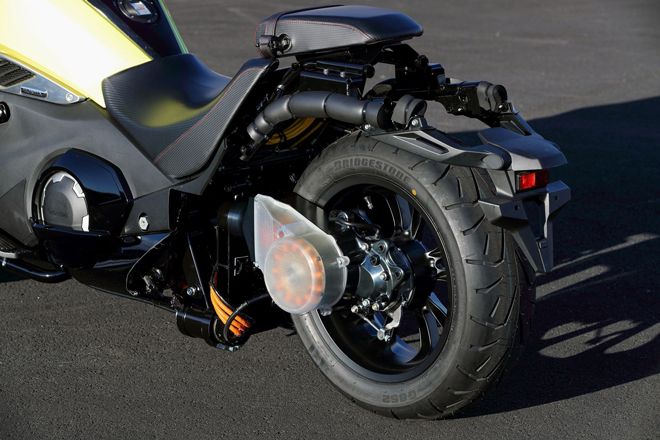ジャイロセンサーなどを駆使して自立（筆者撮影）