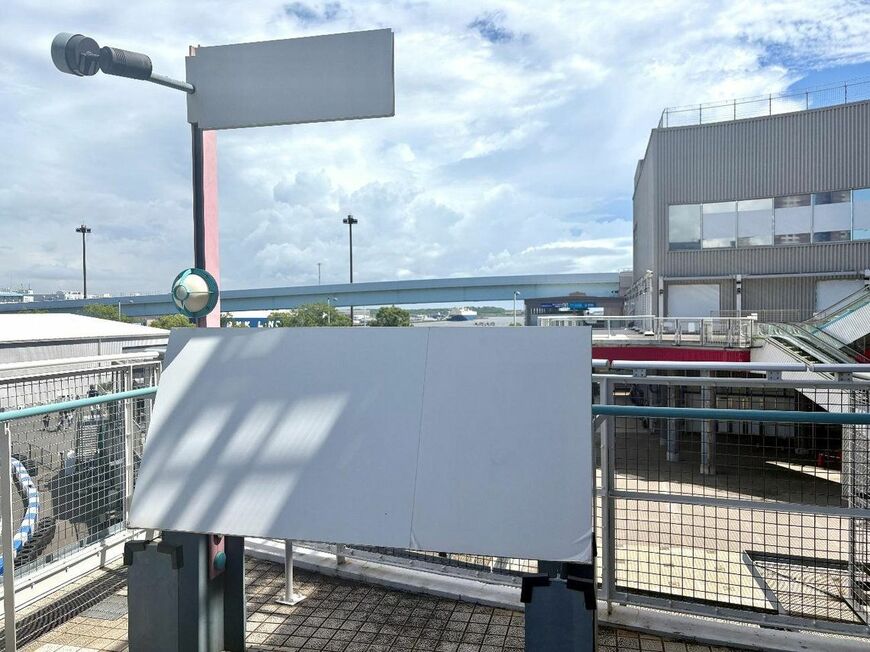 ついに何も案内することのなくなってしまった、まっさらなインフォメーションボード（筆者撮影）
