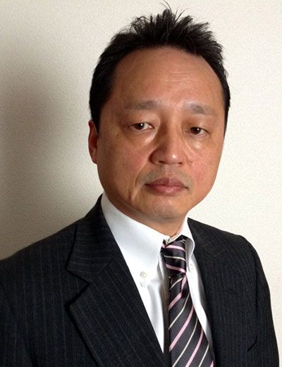 前屋毅（まえや・つよし）フリージャーナリスト1954年、鹿児島県生まれ。立花隆氏、田原総一朗氏の取材スタッフ、『週刊ポスト』記者を経てフリーに。著書に『学校が合わない子どもたち』（青春新書）、『学校が学習塾にのみこまれる日』（朝日新聞社）、『ほんとうの教育をとりもどす 生きる力をはぐくむ授業への挑戦』（共栄書房）、『ブラック化する学校 少子化なのに、なぜ先生は忙しくなったのか?』（青春出版社）、『教師をやめる 14人の語りから見える学校のリアル』（学事出版）など（写真：前屋氏提供）