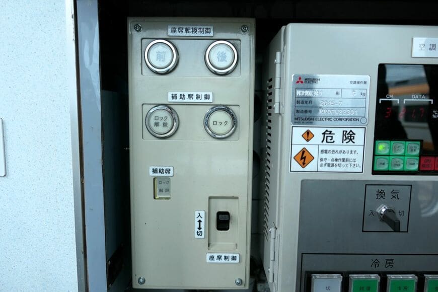 乗務員室にある座席制御スイッチ（記者撮影）