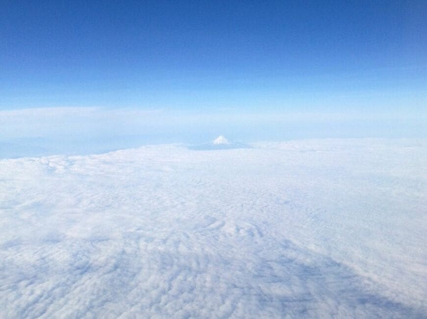 飛行機の中から見た富士山