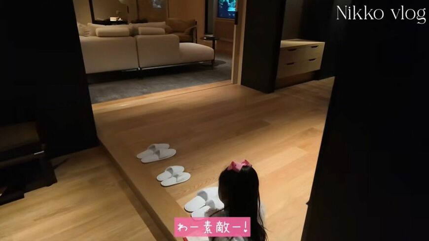 宿泊した部屋も披露。かなり豪華な部屋だとわかる（画像：板野友美YouTubeより）