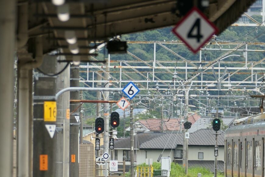 奥に見えるのは6両・7両編成の停止目標。ふじさん号の小田急「MSE（60000形）」は6両編成（記者撮影）