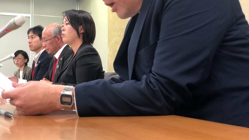 Aさん（手前）は50日間強制入院させられた病院医師らを逮捕監禁罪などで刑事告訴（記者撮影）