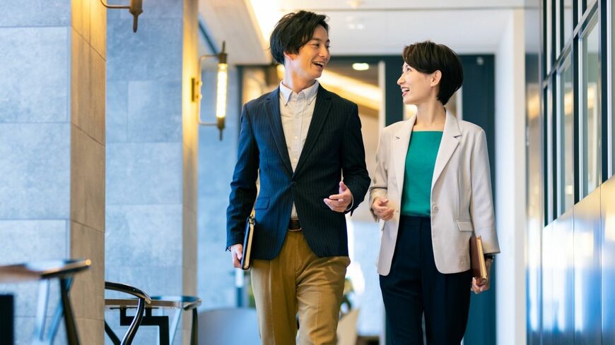 「人たらし」たちが使う技術が参考になります（写真：YUJI／PIXTA）
