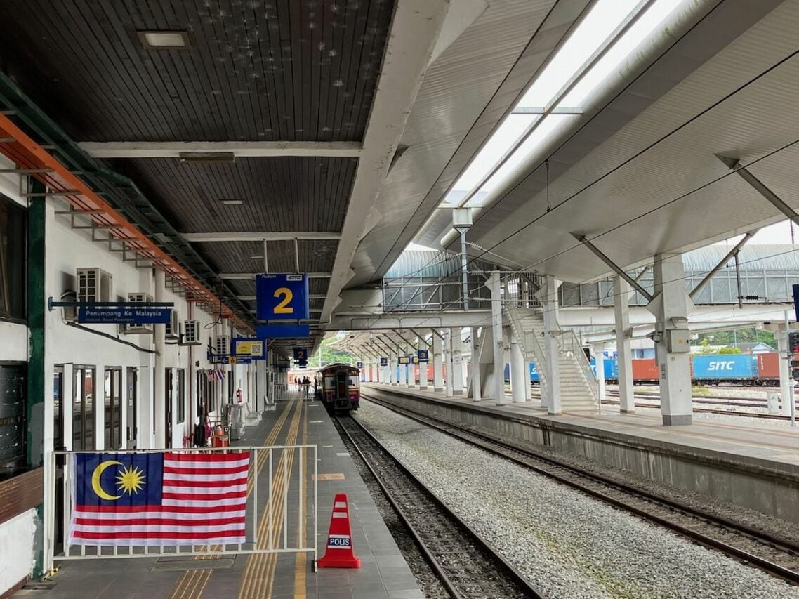 近代的な造りのマレーシア側パダン・べサール駅。