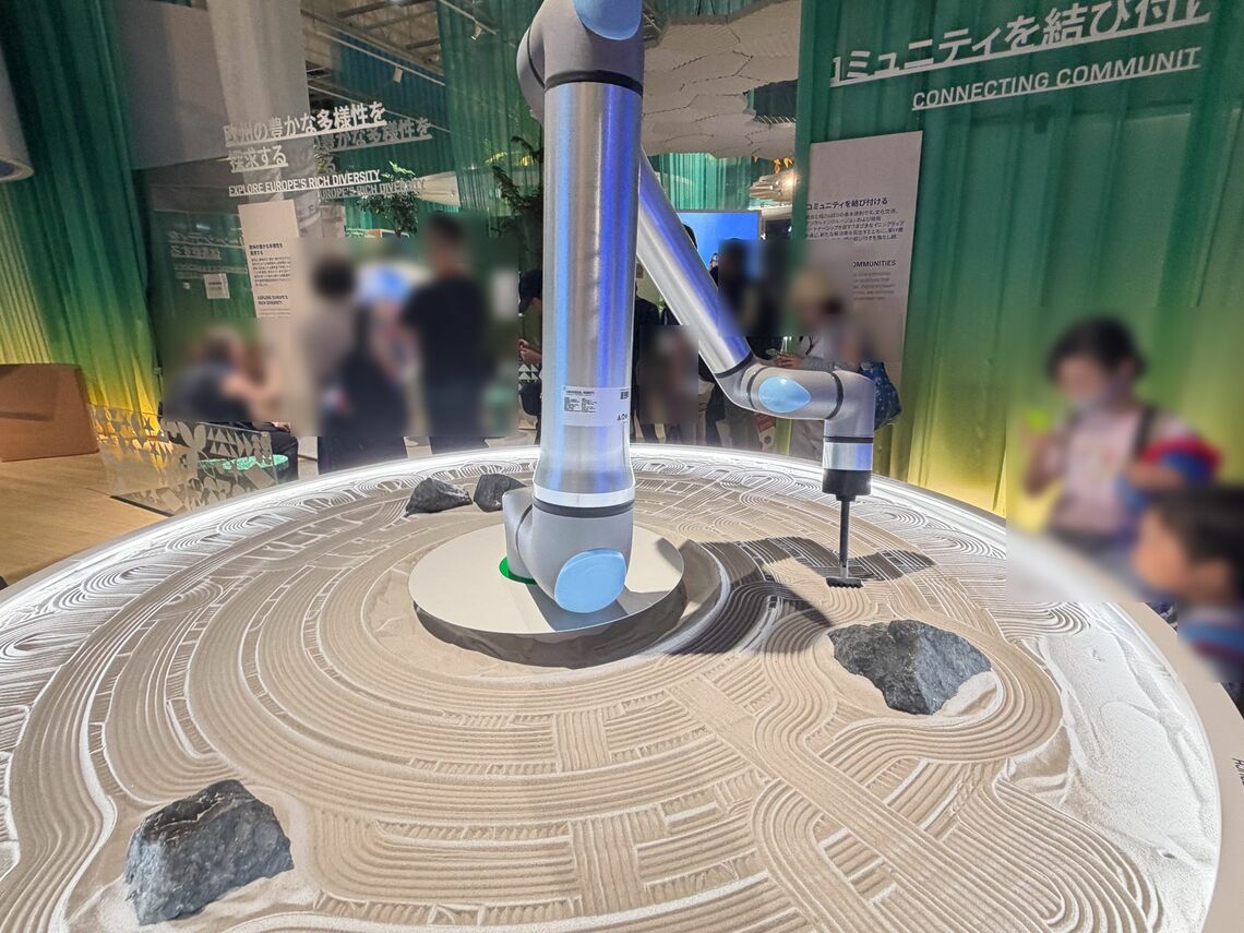 ロボットアームが庭を描く禅の展示も見どころだった（筆者撮影）