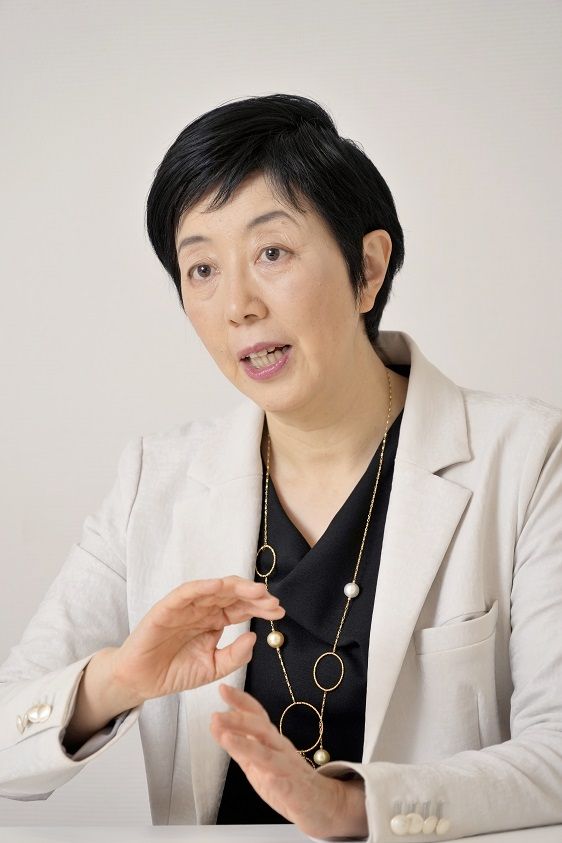 インタビューを受ける新井紀子氏