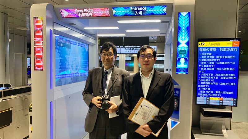 3月18日の供用開始を前に一足早い16日に報道公開された大阪駅うめきたエリアの「顔認証改札機」を取材する日経ビジネスの佐藤嘉彦記者(右)と東洋経済の大坂直樹記者(左)(編集部撮影)