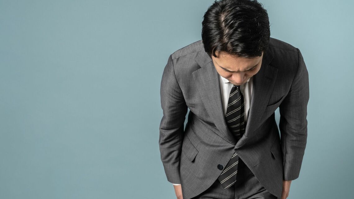頭を下げる人物