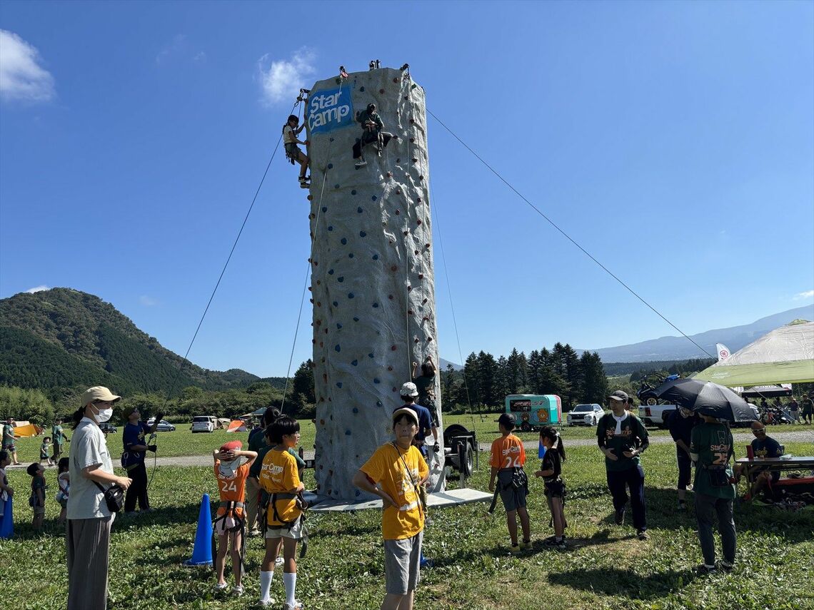 人気のロッククライミング体験（筆者撮影）