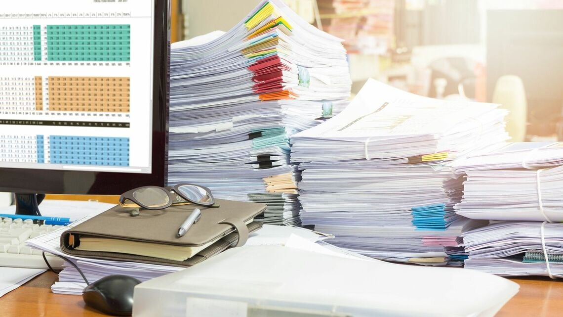 在宅ワークでは自宅に書類が増えてしまう（写真：jat306／PIXTA）
