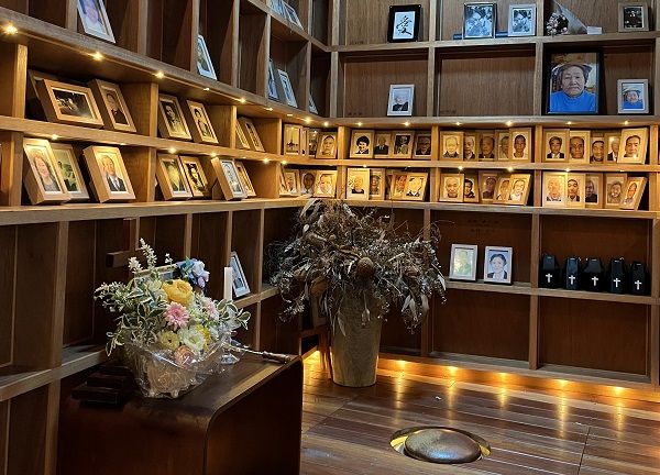 教会の納骨堂には引き取り手のいない互助会会員らの遺影が並び、遺骨が納められている（撮影：佐々木恵美）