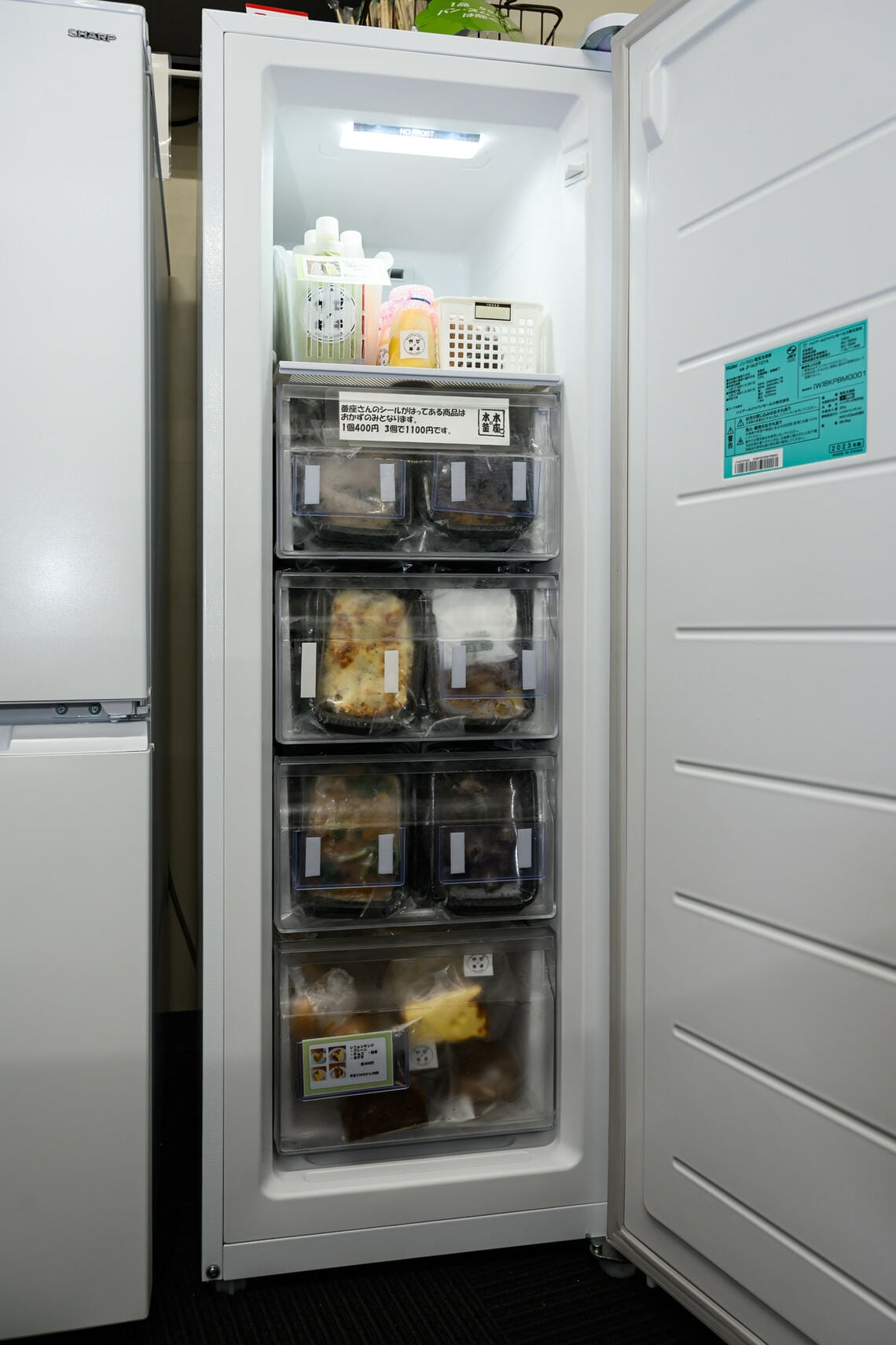 取引先に設置された冷凍庫。スイーツを合わせて90食ほど収納可能だ（筆者撮影）