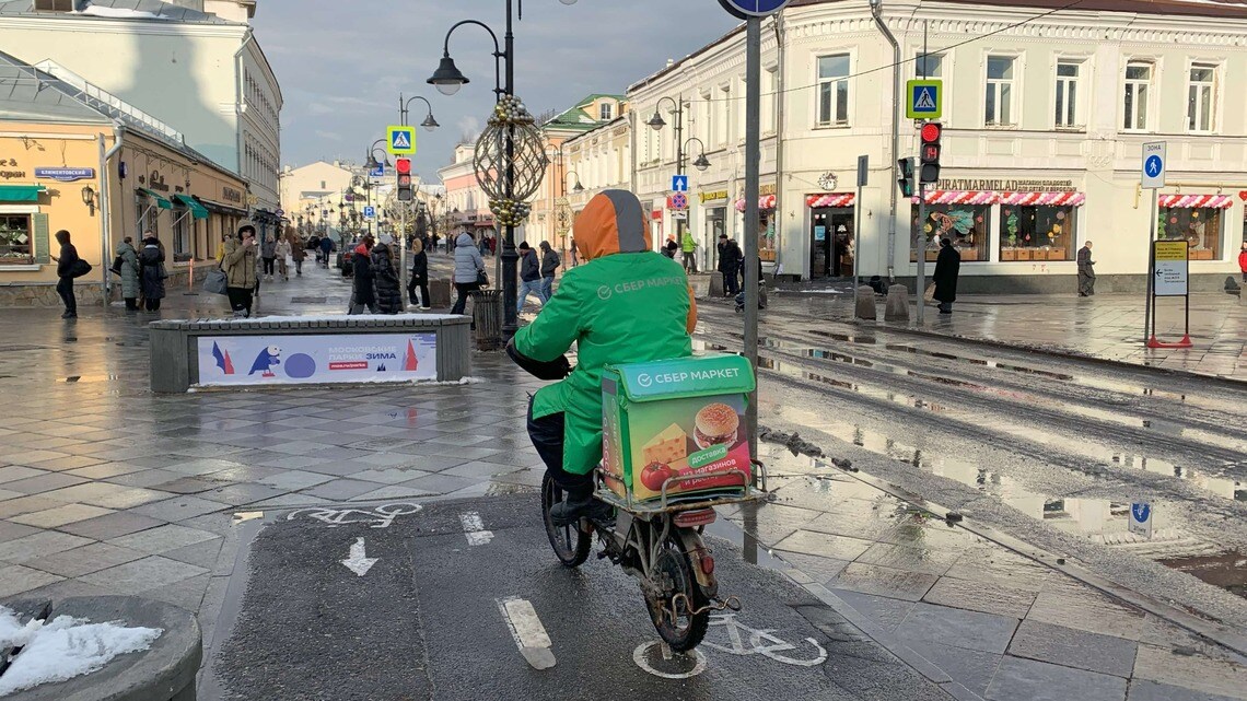 2024年春、ロシアの首都モスクワでは、フードデリバリーの電動車が市内を走り回っていた（写真・新井洋史）