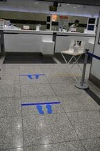 窓口は間隔を空けて並ぶ