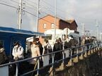 渚駅で電車からバスに乗り継ぐ人々