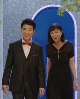 お笑い芸人の藤井隆（写真左）と女優の板谷由夏は仲人役の番組ナビゲーターとして参加する（写真：Netflix）