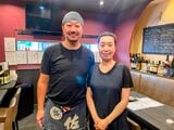 渡部隆一・暁媛さん夫妻。2人で店を切り盛りしている（筆者撮影）