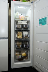 取引先に設置された冷凍庫。スイーツを合わせて90食ほど収納可能だ（筆者撮影）