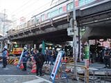 福島駅付近の線路切り換え工事は踏切を通行止めにして行った（記者撮影）