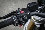左手元のスイッチとマルチコントローラーにより、ライドモード切り替えやDSAその他セッティング、車両情報やコネクティビティに簡単にアクセスできる（写真：BMW MOTORRAD）