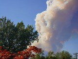 発生直後の様子。山からは煙が立ち上っている。現場から10キロほど離れた筆者の自宅から撮影。煙は瞬く間に広がり、空を埋め尽くした。ここまで間近で山火事に直面したことはなかったため、不安がよぎった（写真：筆者撮影）