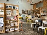 もとはペンキ屋さんの倉庫。大きなワンフロアはアーティストの作品が並んだ棚で仕切られている（筆者撮影）