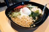 麺乃家の「特製ぶっかけ」（830円・揖保乃糸を選んだ場合の価格）。麺は、揖保乃糸の他自社オリジナル乾麺全4種から選べる（筆者撮影）